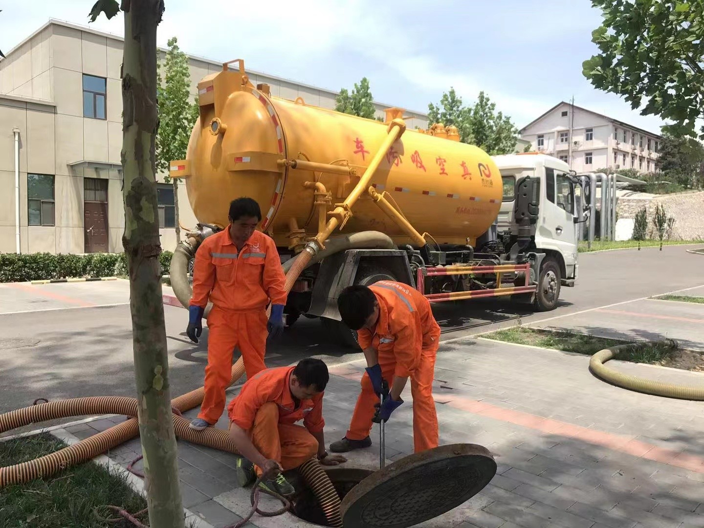 柳城管道疏通车停在窨井附近