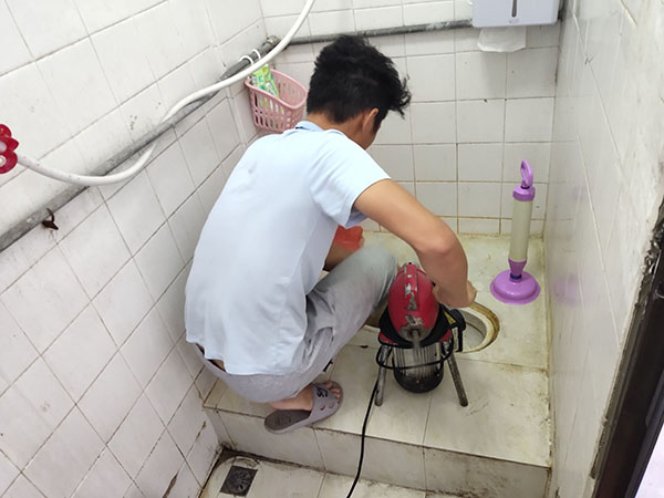柳城管道堵塞冒臭气 专业师傅现场解决问题