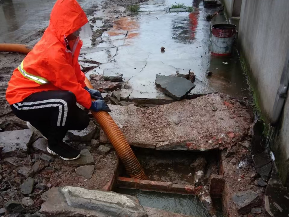 柳城专业清理污水池 炜誉市政以规范流程守护城市 “肠道”