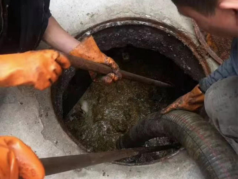 柳城清理化粪池时如何避免沼气的危害?